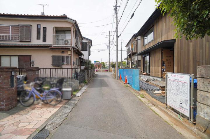 前面道路（4月中旬撮影）建築中