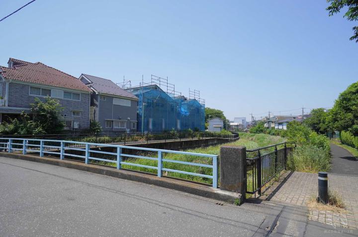 販売現地（5月中旬撮影）北側の遊歩道側から